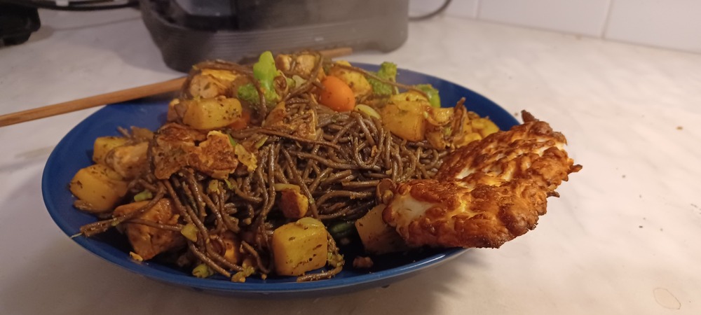 tofu wok soba-nuudeleilla ja pakastekasviksilla